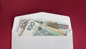 Przekazanie gotówki „do ręki” to wciąż popularny sposób wspierania rodziny.