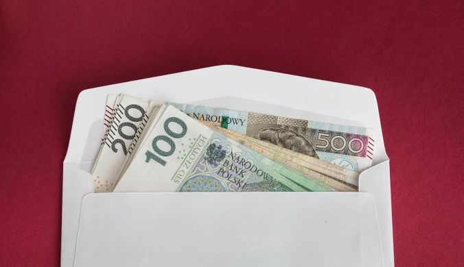 Przekazanie gotówki „do ręki” to wciąż popularny sposób wspierania rodziny.
