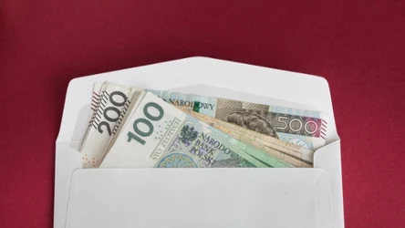 Przekazanie gotówki „do ręki” to wciąż popularny sposób wspierania rodziny.