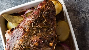 Ten przepis na pieczeń z jagnięciny zachwyci gości