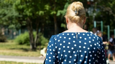 Modne sukienki na komunię do 250 zł. W sklepach w tej cenie znajdziesz m.in. kreacje w grochy