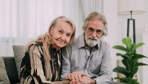 Optymizm to nie tylko nastawienie. Badania pokazują, że może realnie spowalniać starzenie się mózgu