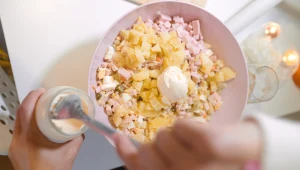 Jednym z najlepszych zamienników majonezu w sałatkach jest jogurt grecki – jest lżejszy, zdrowszy i nadaje potrawie kremową konsystencję