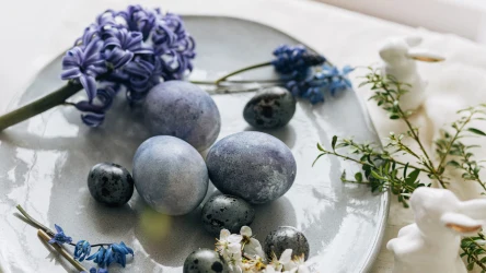 Zgodnie ze starym przesądem w Poniedziałek Wielkanocny na stole powinny pojawić się hiacynty. To piękna dekoracja, która przynosi szczęście.