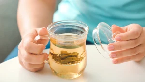 Rośliny, które stosuje się w celu wzmocnienia wątroby i wsparcia metabolizmu, to m.in. mniszek lekarski oraz pokrzywa