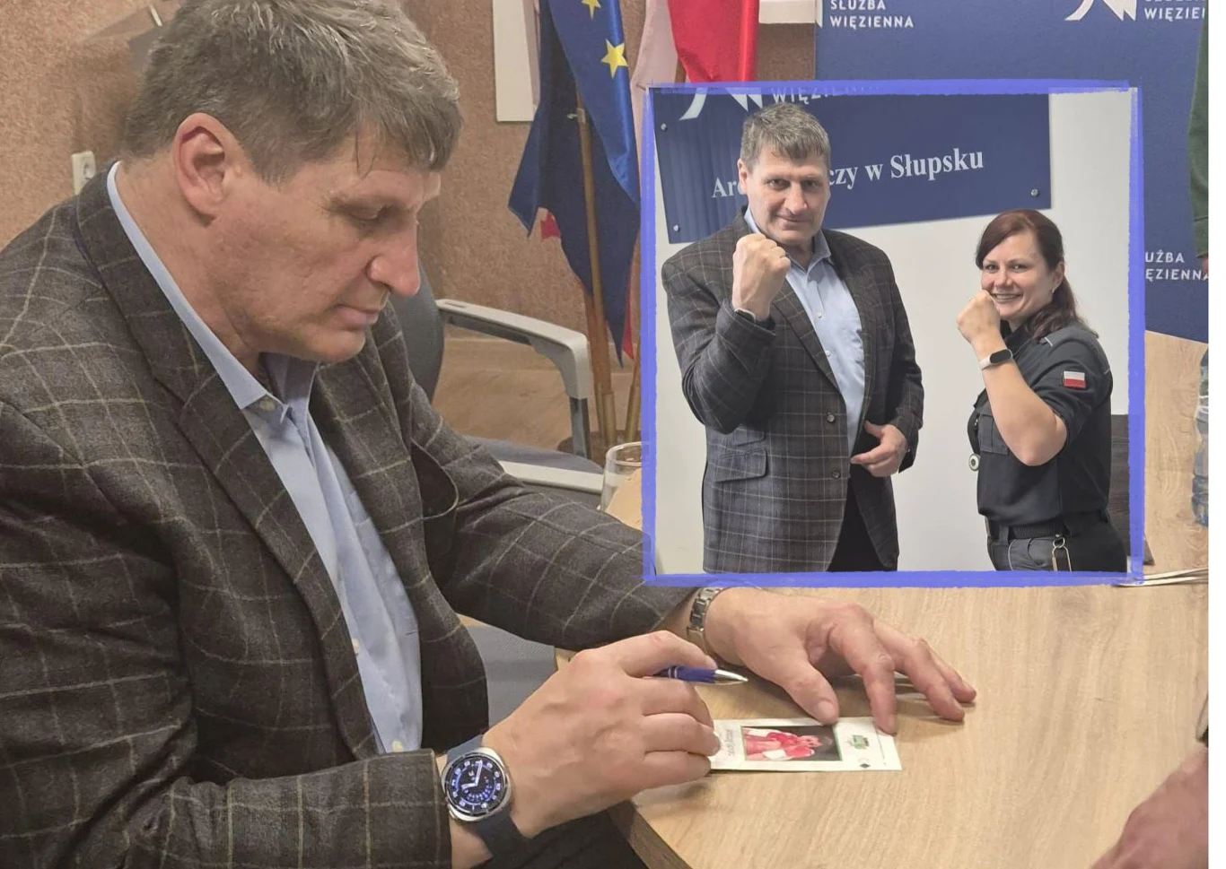 mężczyzna w marynarce siedzi przy stole i podpisuje zdjęcie, na którym znajduje się jego portret; w prawym górnym rogu umieszczona jest wstawka pokazująca tego samego mężczyznę pozującego z kobietą w mundurze, oboje z uniesionymi pięściami, w tle widać...