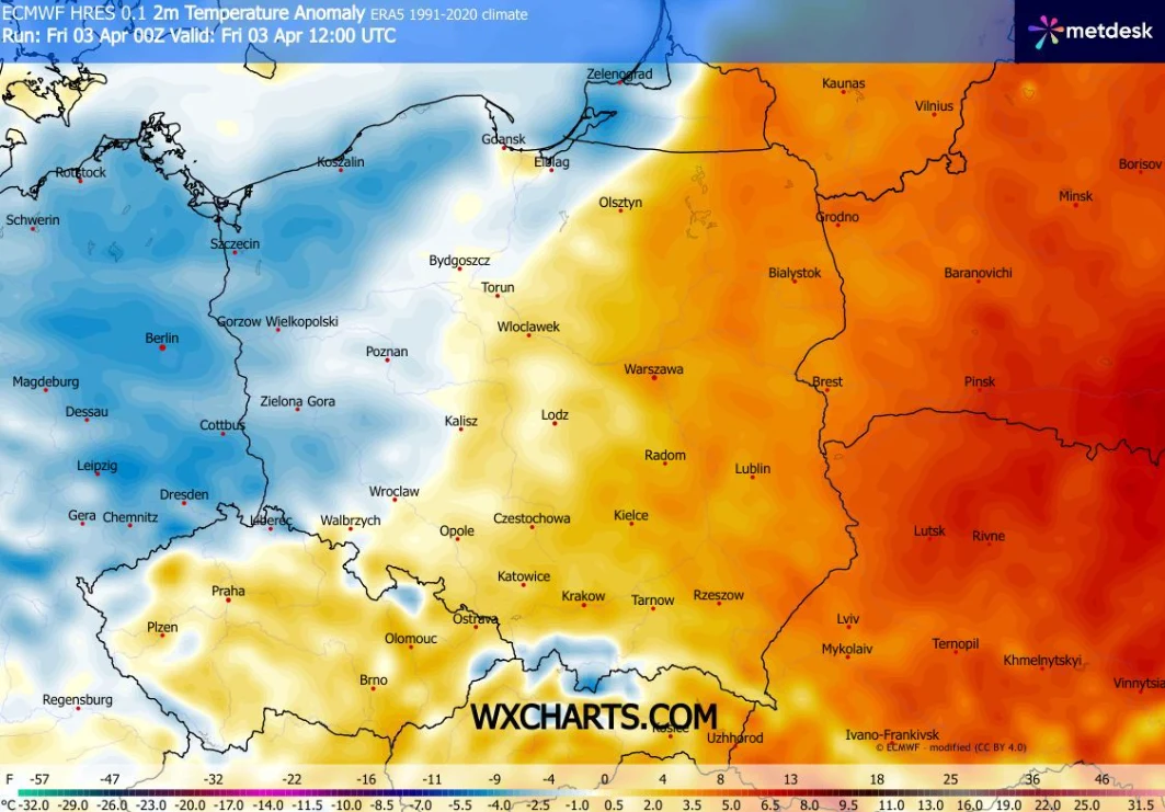 Mapa Polski z kolorowymi odcieniami przedstawiającymi anomalię temperatury, gdzie zachodnia część kraju oznaczona jest barwami niebieskimi wskazującymi niższe od normy wartości, a wschodnia część intensywnie pomarańczowa i czerwona oznaczająca znacznie...