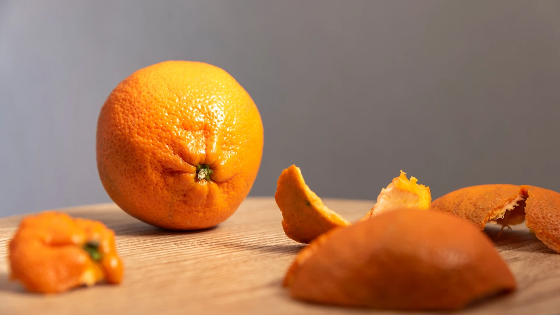 Zamiast wyrzucać skórki, owocowe wytłoki czy pozostałości przetwarzanej żywności na wysypiska śmieci, zespół naukowców z australijskich uczelni pokazał, że można z takich odpadów produkować np. pojemniki.