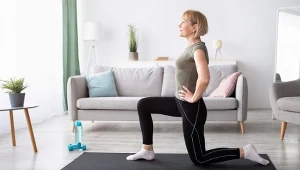 Cztery proste ćwiczenia siłowe dla kobiet 40+. Wykonasz je z obciążeniem swojego ciała.