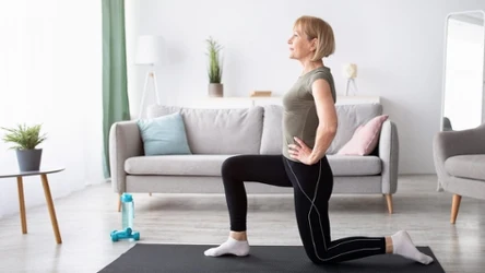 Cztery proste ćwiczenia siłowe dla kobiet 40+. Wykonasz je z obciążeniem swojego ciała.