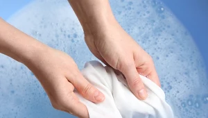 Weź z kuchni i posyp plamę. Obrus znów będzie nieskazitelnie biały