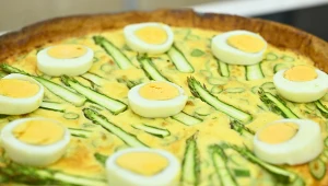 Quiche ze szpinakiem i szparagami - przepis Mateusza Gesslera w "halo tu polsat"