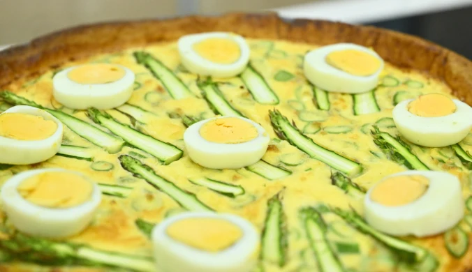 Quiche ze szpinakiem i szparagami - przepis Mateusza Gesslera w "halo tu polsat"