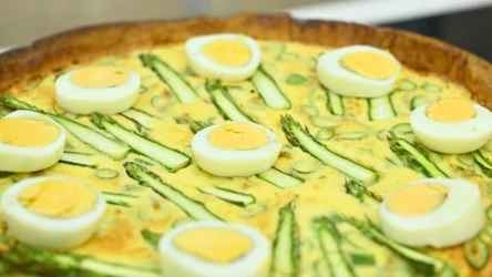 Quiche ze szpinakiem i szparagami - przepis Mateusza Gesslera w "halo tu polsat"