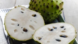 Jak jeść Cherimoyę? Uważaj na pestki