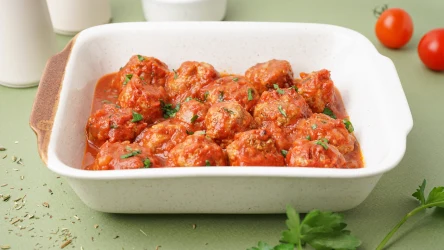 Postne klopsiki w sosie pomidorowym posmakują całej rodzinie. Nie ma w nich mięsa, ale w smaku są wyborne. Jak je przygotować?