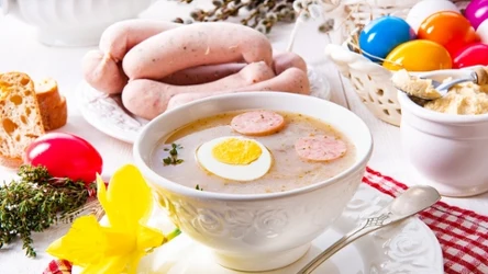 Biała kiełbasa musi być dobrze sparzona, dzięki temu będzie pyszna i soczysta.