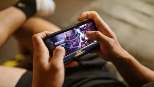 Najciekawsze gadżety do telefonu – od ochrony urządzenia po rozrywkę VR