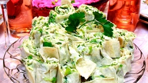 Zielone roladki z tortilli wychodzą świeże i chrupiące