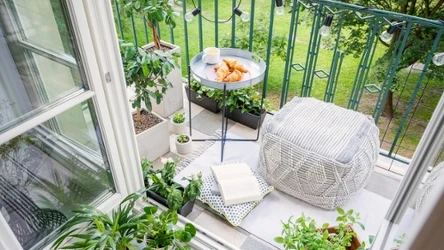 Balkon czy taras mogą być jeszcze przytulniejsze, dzięki odpowiednim dodatkom. Lampy solarne to nowoczesne, efektowne i praktyczne ozdoby zewnętrzne.