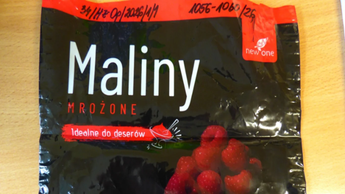 opakowanie mrożonych malin marki new one w czarno-czerwonej kolorystyce z napisem „Idealne do deserów” oraz zdjęciem świeżych malin w dolnej części