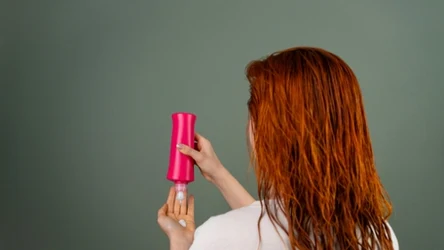 Nakładanie odżywki na mokre włosy przed rozczesywaniem