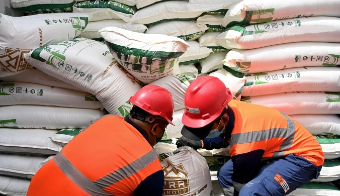 Cukier już drożeje w wyniku obaw zwiążanych ze skutkami wojny na Bliskim Wschodzie. Na zdj. rozładunek cukry w jednym z azjatyckich portów