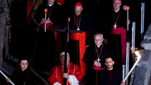 Papież Leon XIV niesie krzyż podczas Drogi Krzyżowej
