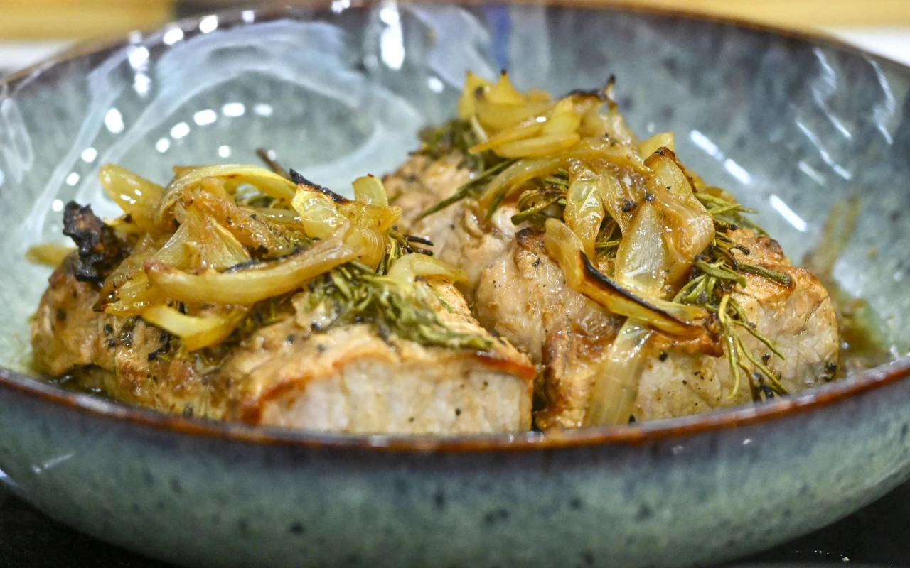 Krótko pieczony schab Jurka Sobieniaka Przepis na idealnie soczysty schab pieczony w wysokiej temperaturze. Aromatyczne mięso z rozmarynem w towarzystwie sosu tatarskiego.