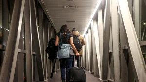 Mężczyzna skazany na kilka lat więzienia za "żart" o bombie na lotnisku, zdj. ilustracyjne