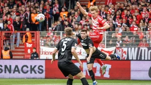 Arkadiusz Pyrka walczący o piłkę w meczu z Unionem Berlin