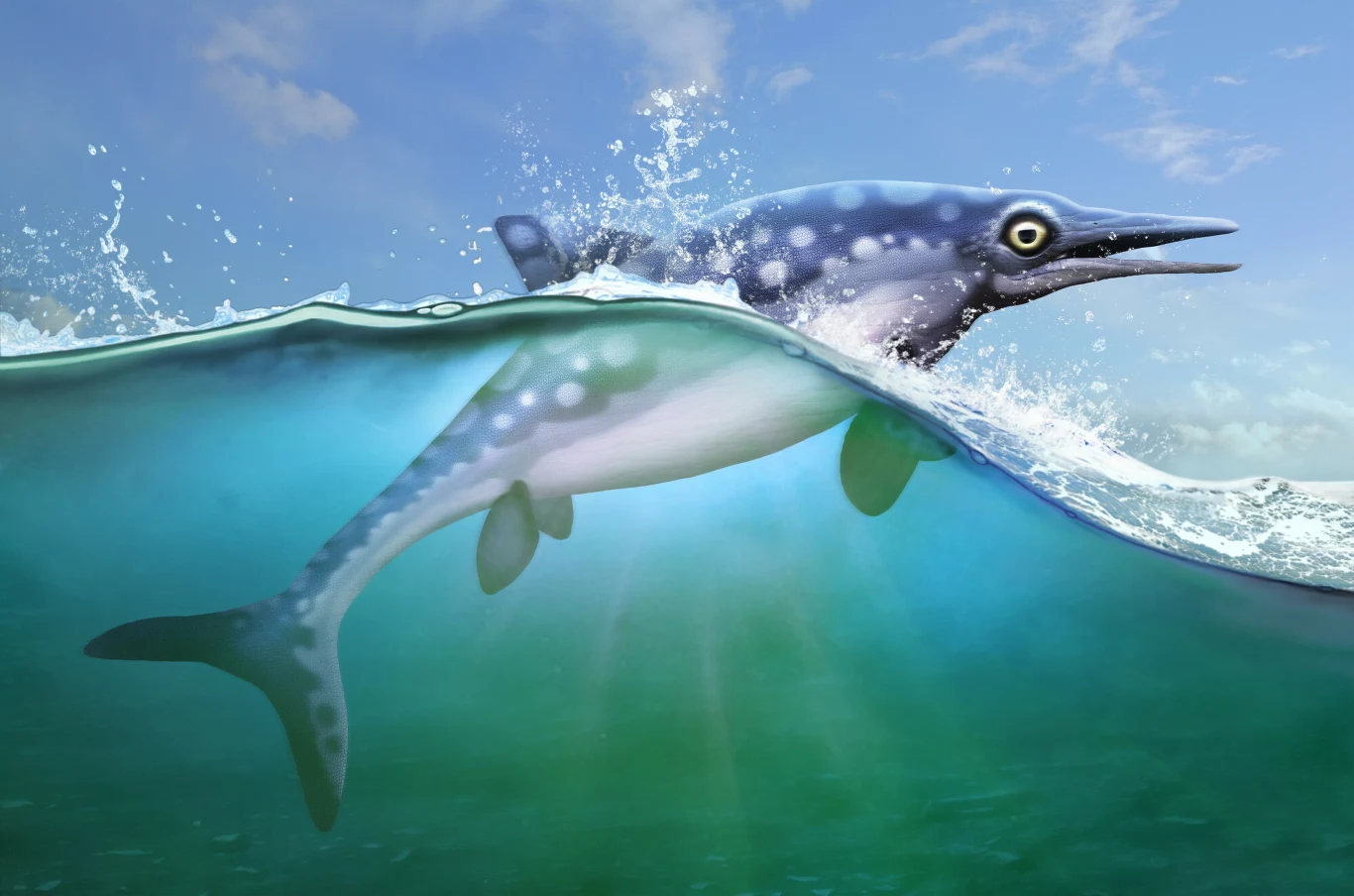 Prehistoryczny morski gad o smukłym ciele i płetwach, częściowo wynurza się ponad powierzchnię wody, z widocznymi kroplami i rozpryskami wokół jego głowy, w tle jasne niebo z lekkimi chmurami.