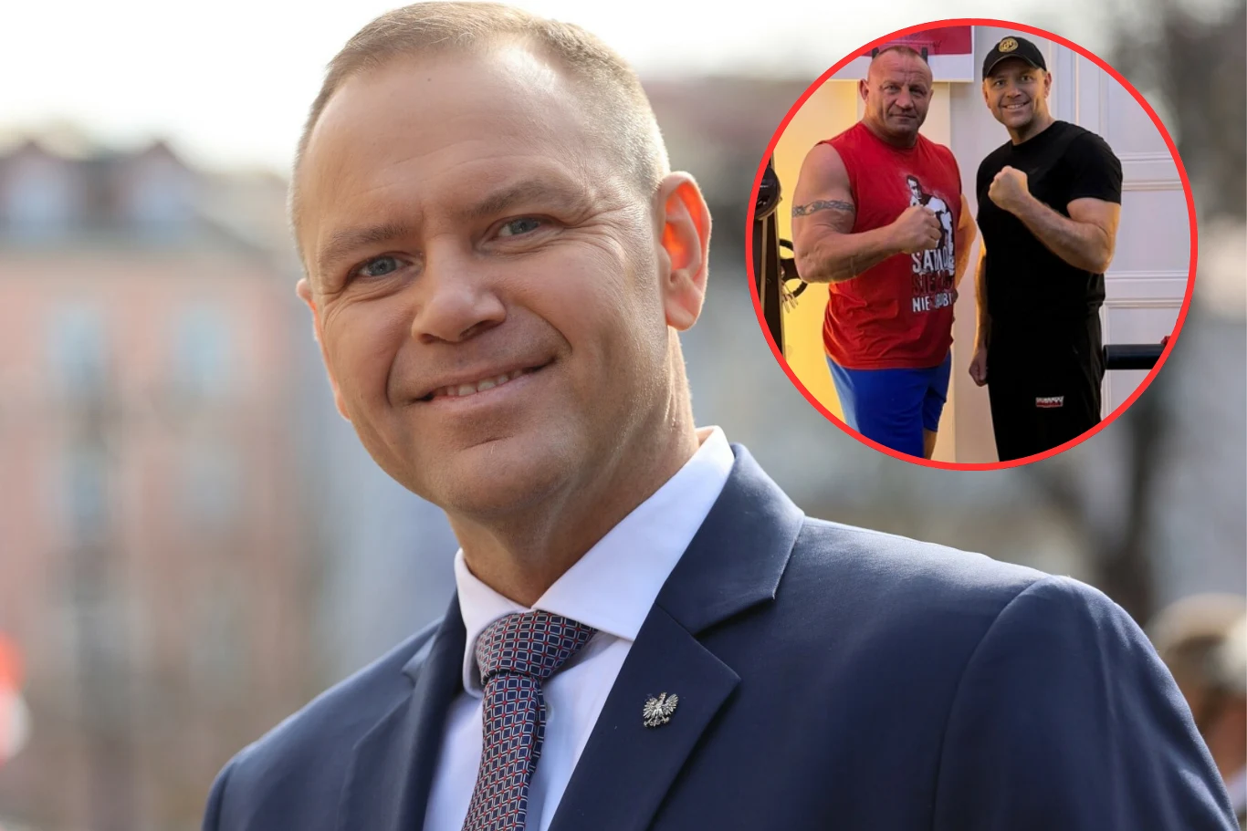 mężczyzna w garniturze i krawacie uśmiecha się do kamery, w górnym rogu wstawione okrągłe zdjęcie dwóch umięśnionych mężczyzn w sportowych strojach, którzy pozują razem z zaciśniętymi pięściami