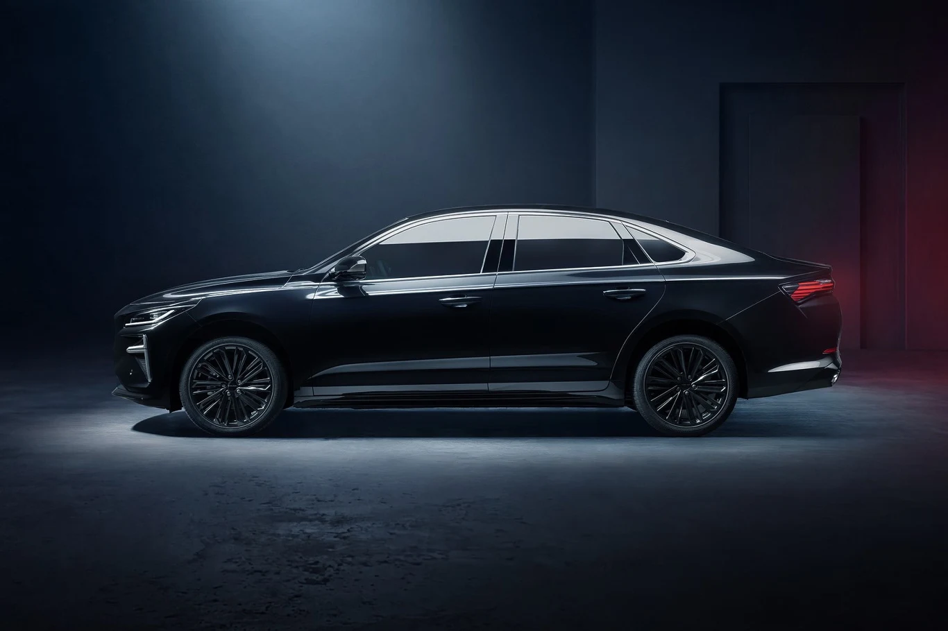 czarny, nowoczesny sedan o aerodynamicznej sylwetce, ostro zarysowanych liniach bocznych i dużych, eleganckich felgach, stojący w minimalistycznie oświetlonym pomieszczeniu