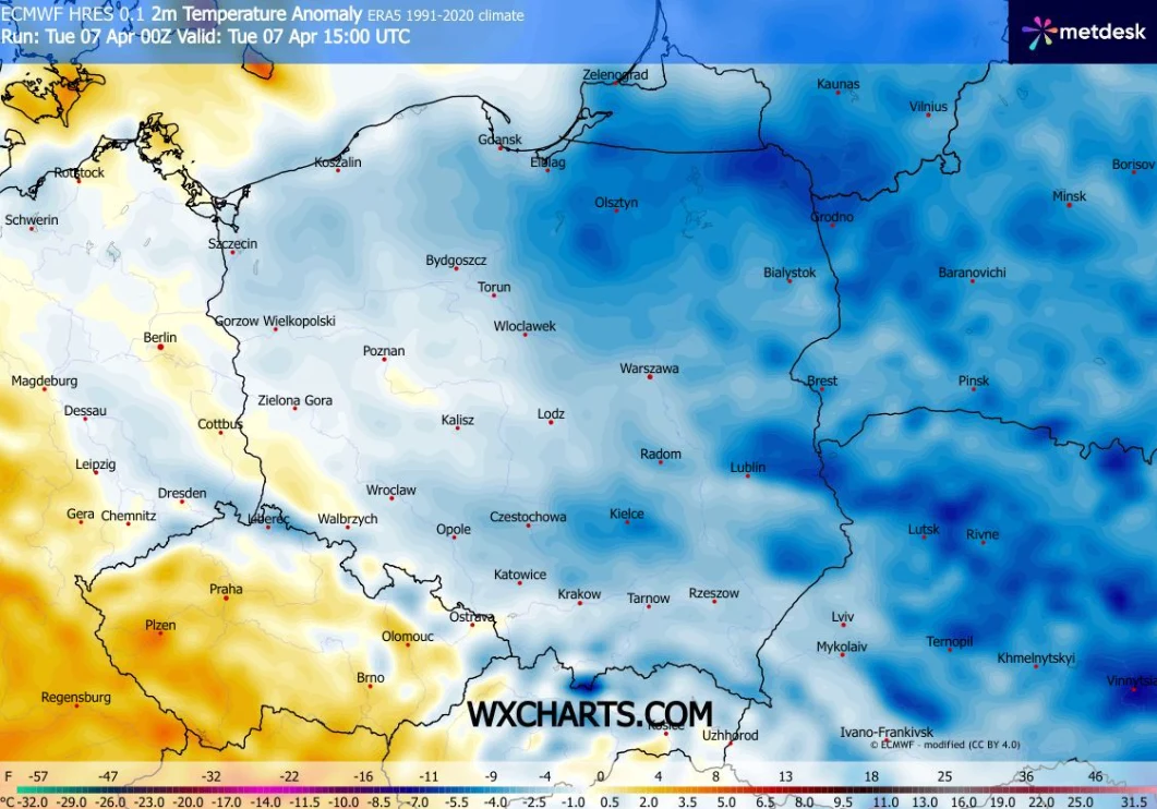 Mapa Polski z zaznaczonymi anomaliami temperatury przy powierzchni ziemi, kolorystyka od żółci i pomarańczy na zachodzie do intensywnych odcieni niebieskiego na wschodzie kraju, wyraźnie pokazująca, że wschód Polski doświadcza znacznie niższych tempera...