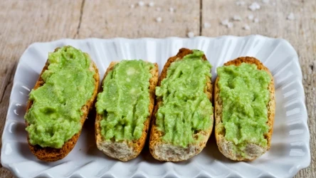 Pasta kanapkowa z awokado i łososiem zawiera zdrowe tłuszcze i sporo błonnika