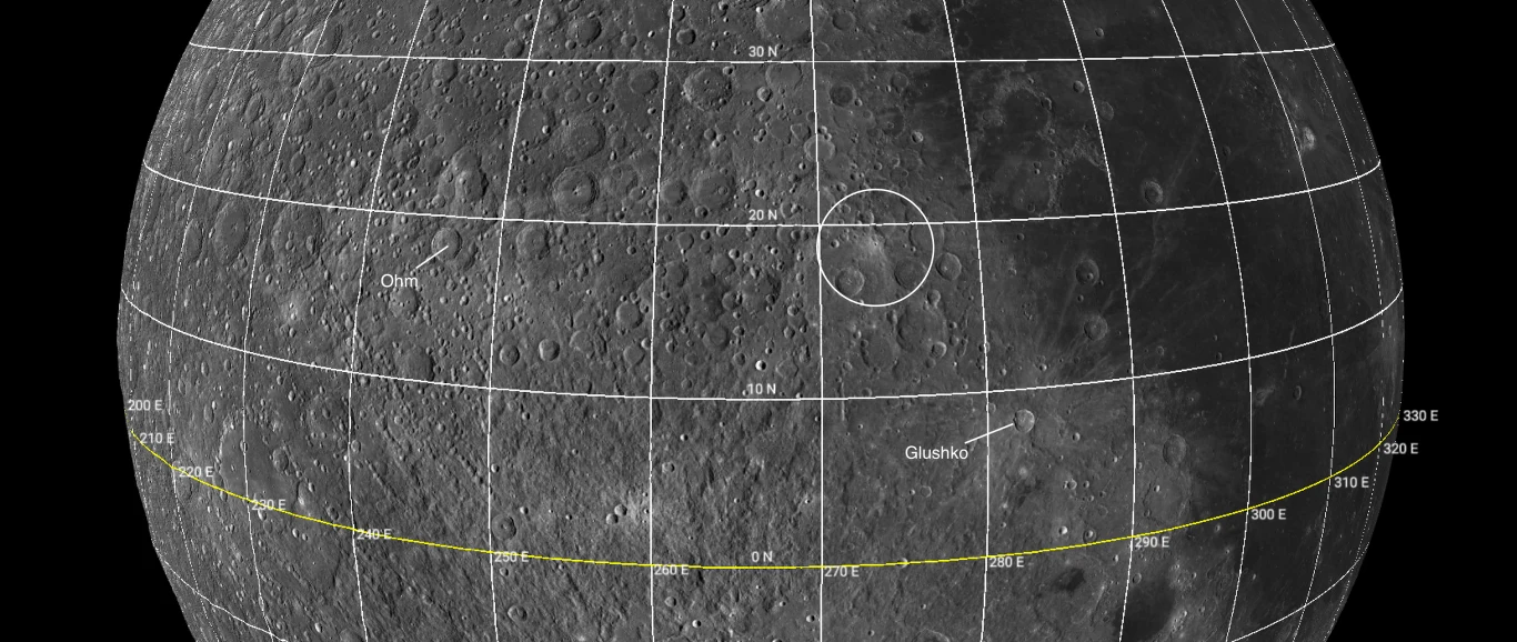 Powierzchnia Księżyca pokryta licznymi kraterami oraz siatka współrzędnych z oznaczeniem niektórych formacji, w tym kraterów Ohm i Glushko, z wyraźnie zaznaczonym okręgiem wskazującym określony obszar w północnej części obrazowanej hemisfery.