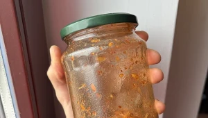 Brudne szkło też może trafić do zielonego pojemnika. W sortowniach mają tylko jedną prośbę.