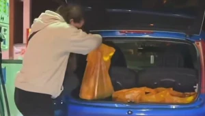 To nagranie podbiło internet. Kobieta "zatankowała" do reklamówek.