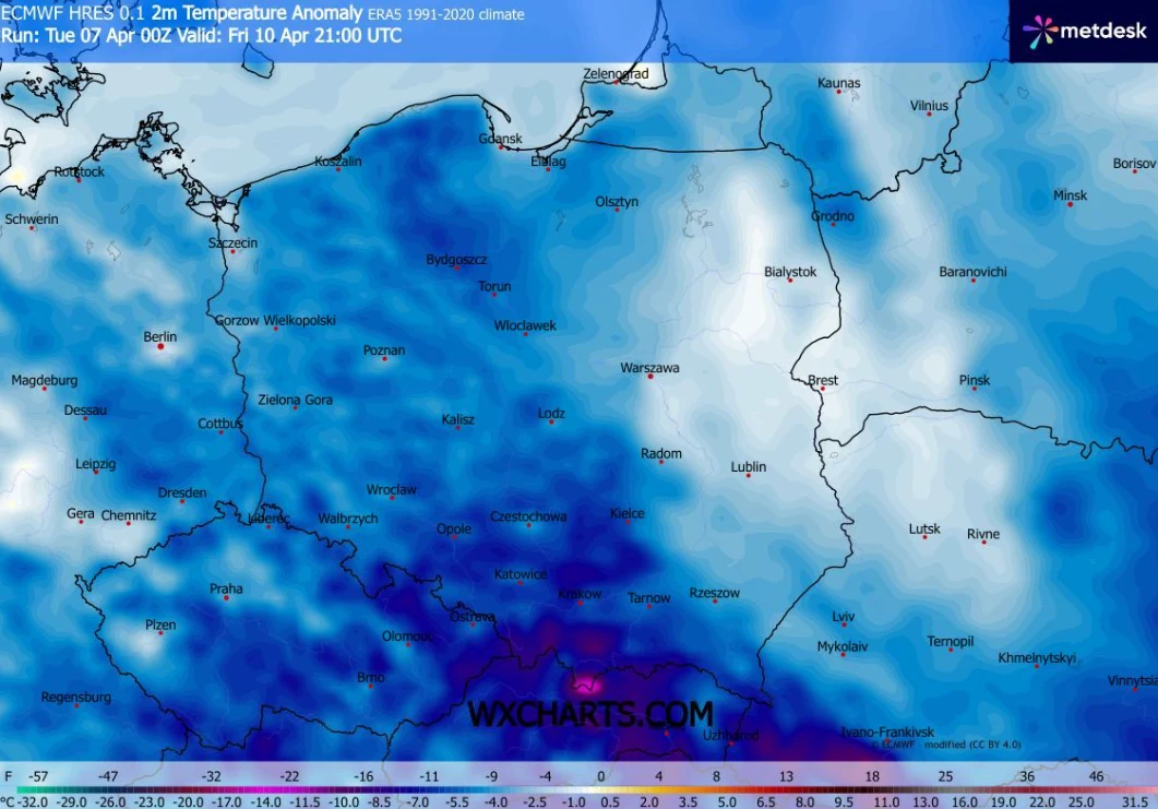 Mapa Polski z zaznaczonymi anomaliami temperatury powietrza na wysokości 1,2 m; dominują chłodne odcienie niebieskiego i fioletu wskazujące na silne ochłodzenie, szczególnie na południu kraju, w okolicach Krakowa, Rzeszowa i Katowic, podczas gdy północ...