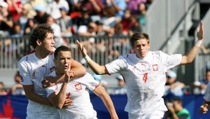 Krzysztof Strugarek (z lewej) wspólnie z Dawidem Janczykiem i Krzysztofem Królem celebrują gola podczas mistrzostw świata U-20 w 2007 roku