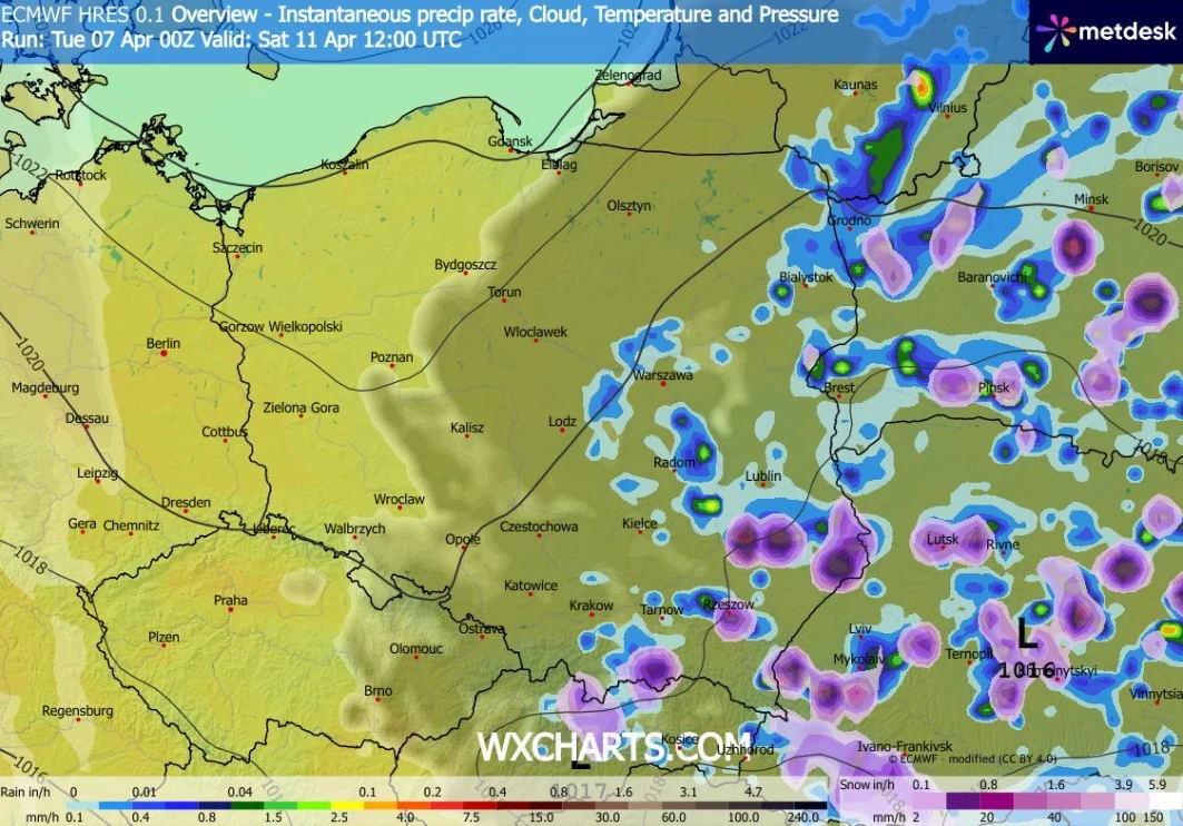 Mapa pogodowa Polski z podziałem na regiony pokazuje rozmieszczenie opadów i chmur, z wyraźnym skupiskiem burz i intensywnych opadów wschodniej części kraju oraz przejaśnieniami i stabilną pogodą na zachodzie.
