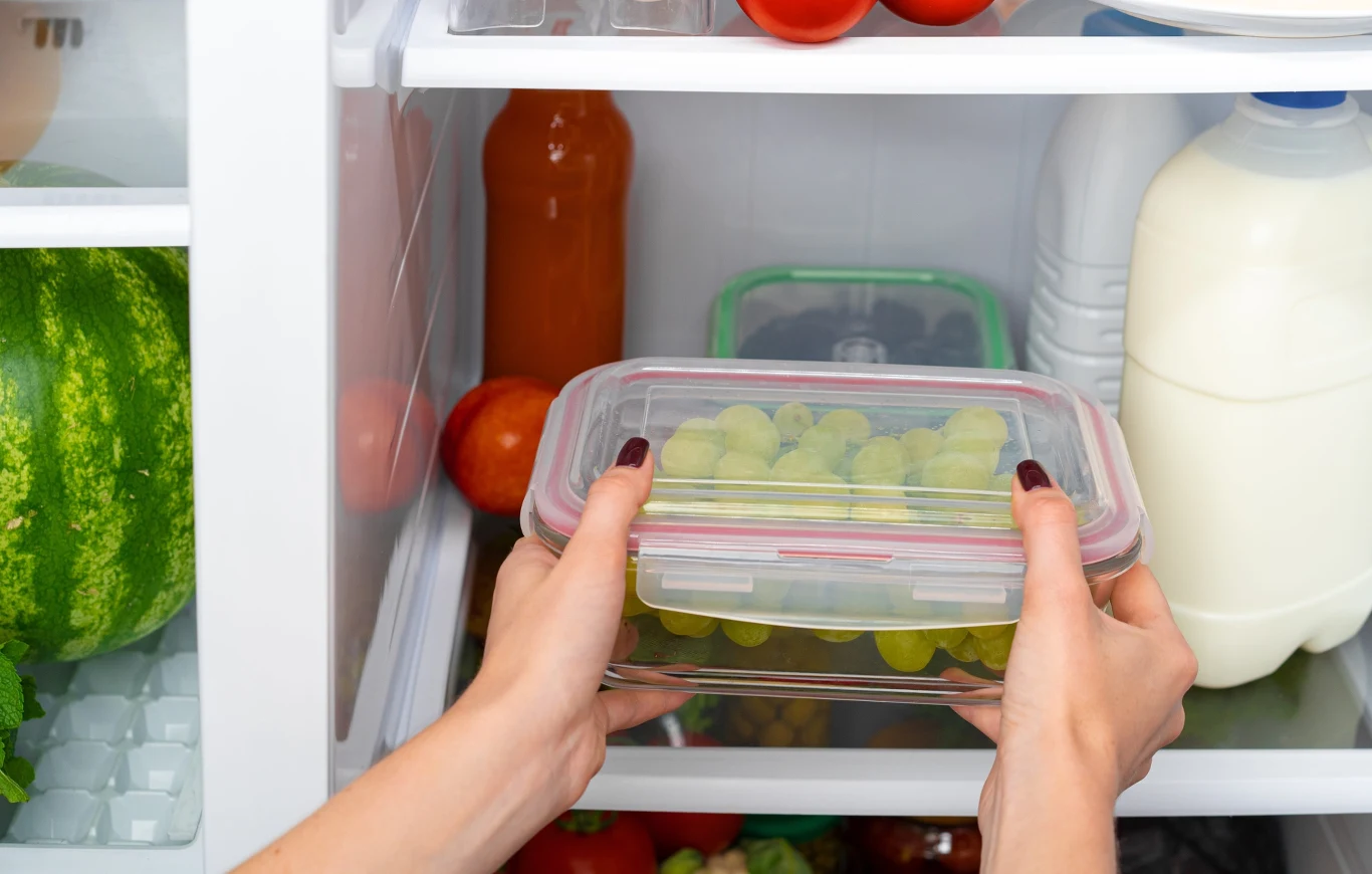 Jak pozbyć się nieprzyjemnego zapachu z lodówki? Wystarczy włożyć do środka... fusy z kawy Jak pozbyć się nieprzyjemnego zapachu z lodówki? Wystarczy włożyć do środka fusy z kawy