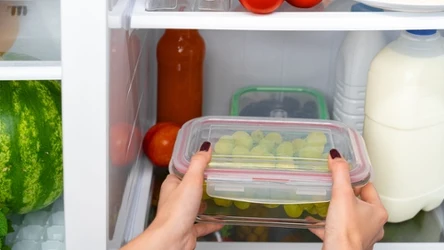 Jak pozbyć się nieprzyjemnego zapachu z lodówki? Wystarczy włożyć do środka... fusy z kawy