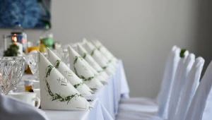 Rodzice dzieci idących do pierwszej komunii wynajmują dodatkowe atrakcje na przyjęcia np. fotobudki. 