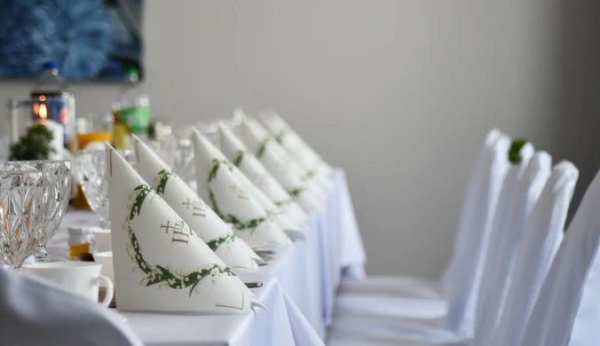 Rodzice dzieci idących do pierwszej komunii wynajmują dodatkowe atrakcje na przyjęcia np. fotobudki. 