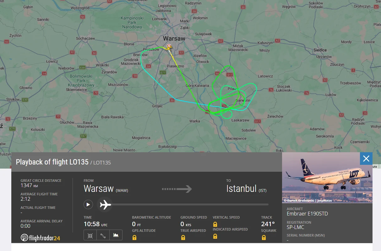 Mapa lotu samolotu LOT LO135 z Warszawy do Stambułu pokazująca nieregularny tor lotu w okolicach Warszawy, z wyraźnymi pętlami i zawrotami nad regionem, obok widoczna informacja o typie samolotu Embraer E195 i godzinach startu.