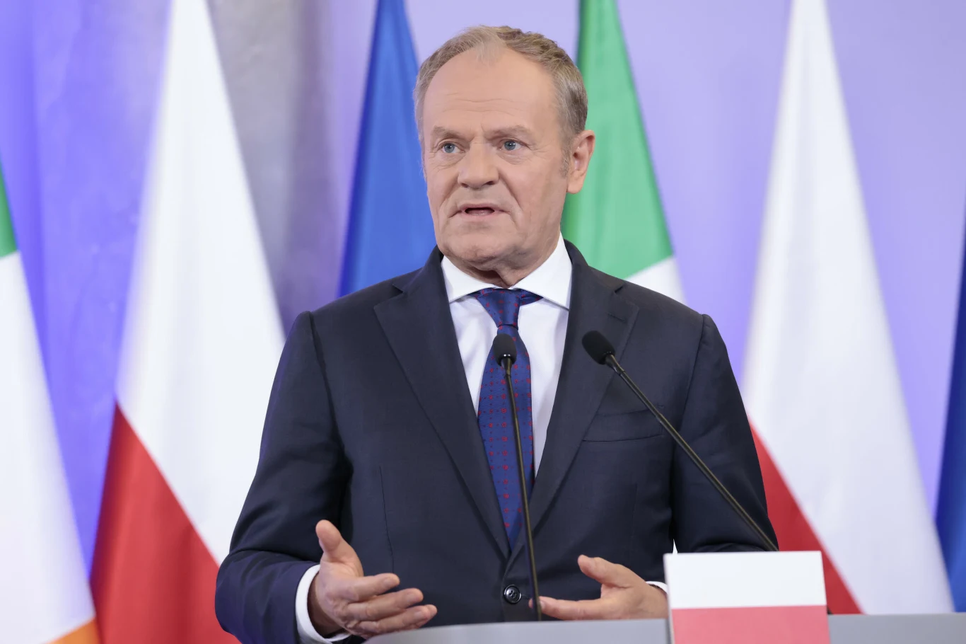 Premier Donald Tusk przemawia przy mównicy 