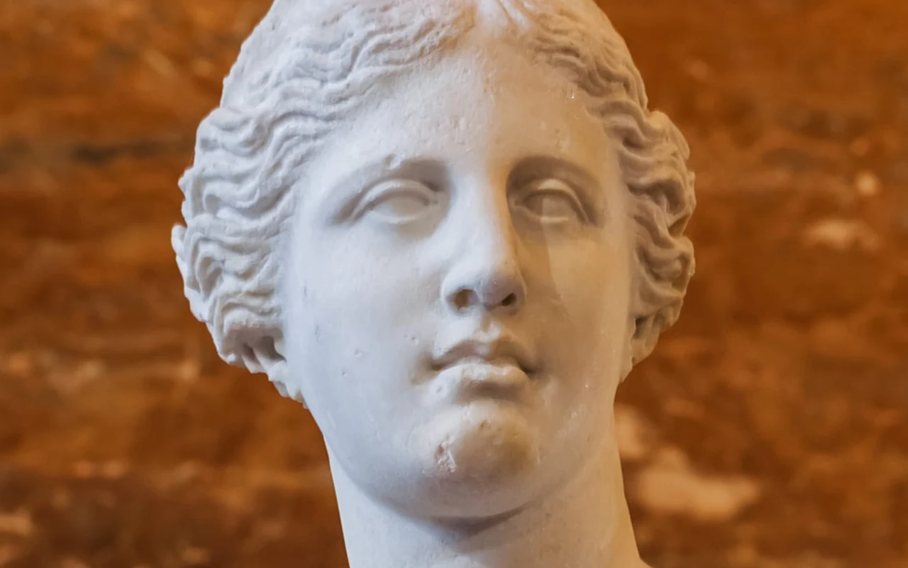 Wenus z Milo Zbliżenie na twarz antycznego, marmurowego posągu "Wenus z Milo".