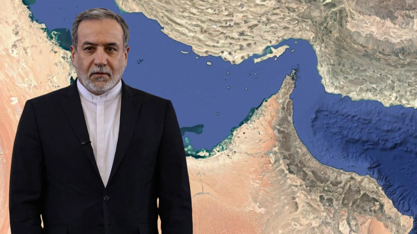 Abbas Aragczi w czarnej marynarce i białej koszuli na tle fragmentu mapy z cieśniną Ormuz